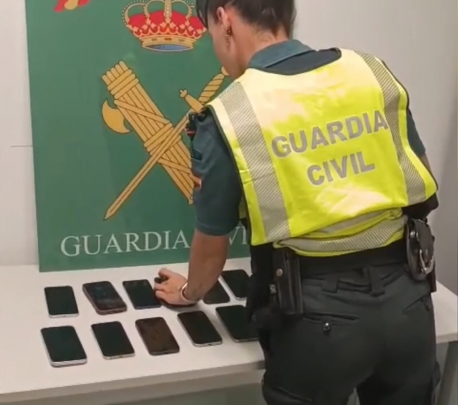 La Guardia Civil detiene en el Aeropuerto de Ibiza a un hombre con 20 teléfonos móviles sustraídos